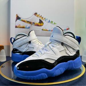 Blue Jordans With Black Boy

Size: 2Y
Color: white, black and blue